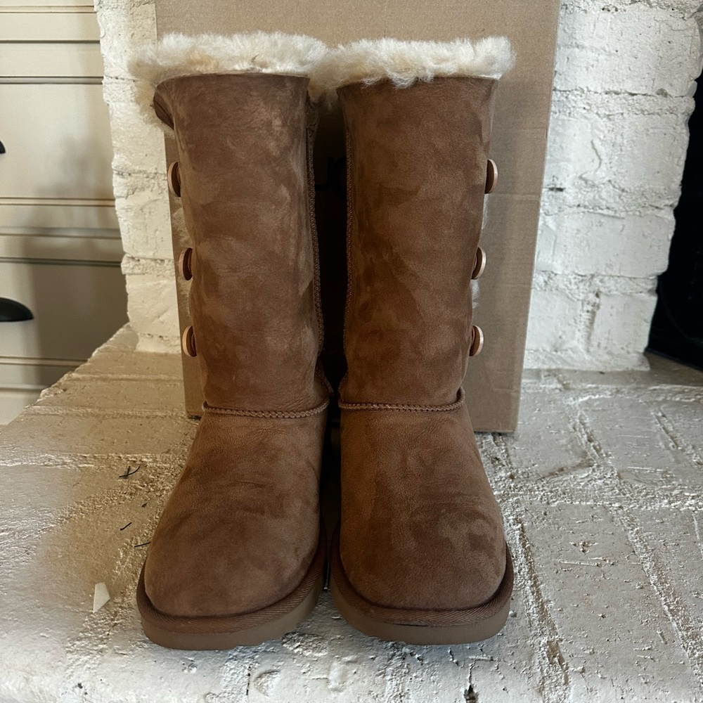UGG BOOTS WORN ONCE girls size 6.